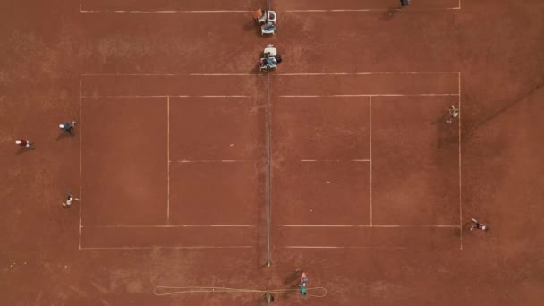 Felülről Panorámás Kilátás Nyílik Teniszedzésre Játékosok Pályán Összpontosított Bemutatja Készség — Stock videók