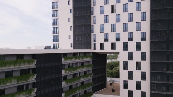近代的なオフィスか住宅の建物の背景 ドローンフライトビデオ — ストック動画