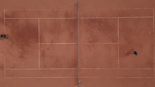 Панорамний Вид Зверху Захоплює Тренувальну Сесію Тенісу Гравці Суді Зосереджені — стокове відео