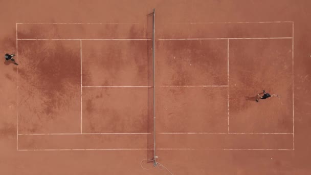 Panoramautsikt Från Ovan Fångar Ett Tennisträningspass Spelarna Planen Fokuserade Visar — Stockvideo