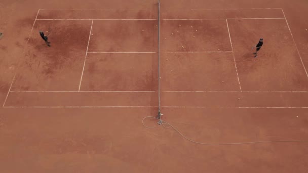 从上方俯瞰全景的鸟瞰可以捕捉到网球训练课程 场上的队员都很专注 每次击球都表现出技巧和热情 — 图库视频影像