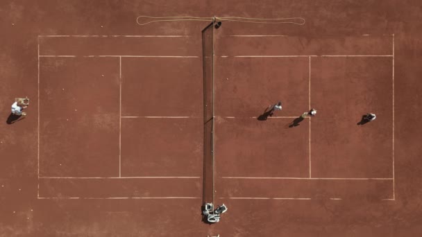 上からのパノラマ風景は テニスのトレーニングセッションを撮影します 裁判所の選手は すべてのストロークでスキルと熱意を示し 集中しています — ストック動画