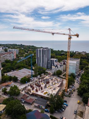 Deniz kıyısındaki Yapı Alanı ve İnşaat Malzemeleri Havacılık Üst Görünümü