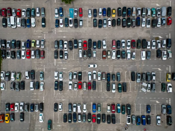 Drony Góry Dół Pokazują Gęsto Upakowany Parking Wypełniony Samochodami Kolorowe — Zdjęcie stockowe