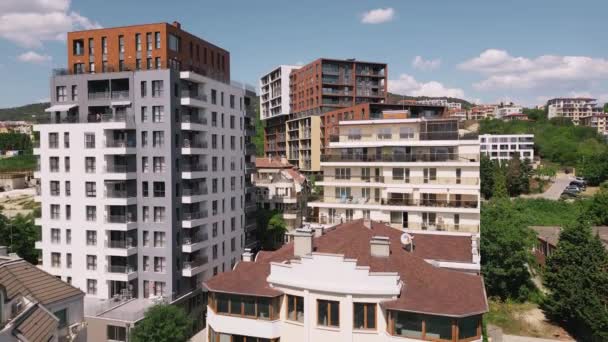 近代的なオフィスか住宅の建物の背景 ドローン飛行 — ストック動画