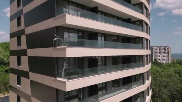 Moderne Kantoor Woongebouw Gevel Achtergrond Luchtvlucht Met Drone — Stockvideo