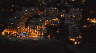 Geceleri, bir İHA Bulgaristan kıyısındaki lüks bir sahil tatil beldesinin açılışını yapıyor. Işıklar sıcaklığın ve lüksün büyülü atmosferini yaratır..