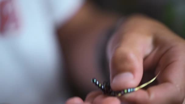 Ein Kind Bastelt Eifrig Filigrane Perlenarbeiten Und Webt Mit Eingeblendetem — Stockvideo