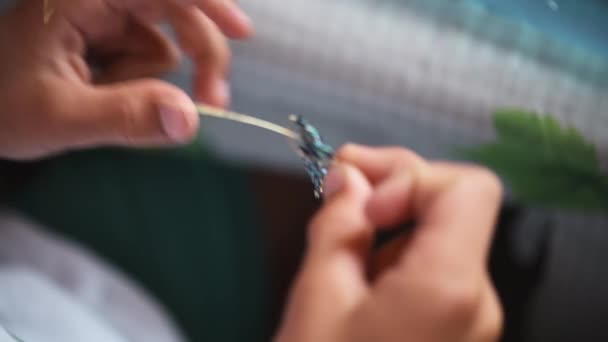 一个孩子正在勤奋地制作精美的珠子 用全神贯注的心来编织复杂的装饰品 这些手有激情地创作小的杰作 — 图库视频影像