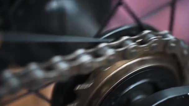 Велосипедная Цепь Захватывается Взаимодействуя Зубами Шестеренки Будто Генерируя Движение Питание — стоковое видео