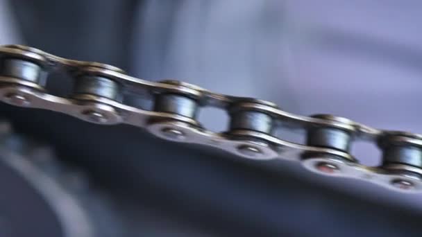 自行车链条被捕获与齿轮的牙齿相互作用 好像产生运动和动力前进 特写视频 — 图库视频影像
