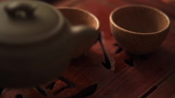 Egy Közeli Videóban Bemutatják Kínai Erh Tea Két Kis Pohárba — Stock videók