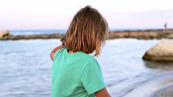 Девятилетний Мальчик Длинными Светлыми Волосами Прогуливается Морю Приглашая Отправиться Путешествие — стоковое видео