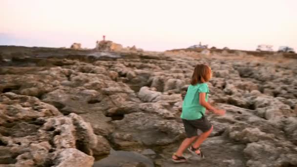 Zwei Brüder Erforschen Geschickt Die Felsige Küste Und Entdecken Ihre — Stockvideo