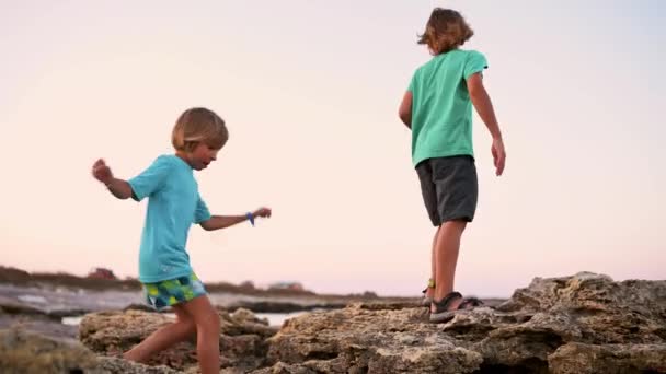 Dos Hermanos Exploran Hábilmente Costa Rocosa Descubriendo Sus Secretos Bajo — Vídeo de stock