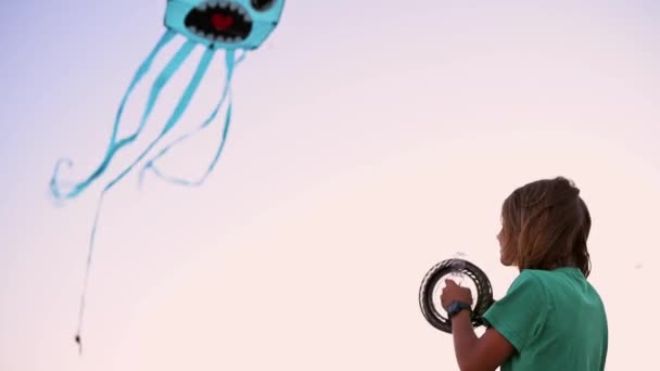 Ένα Αγόρι Παίζει Χαρούμενα Έναν Χαρταετό Στην Παραλία Δίπλα Στη — Αρχείο Βίντεο