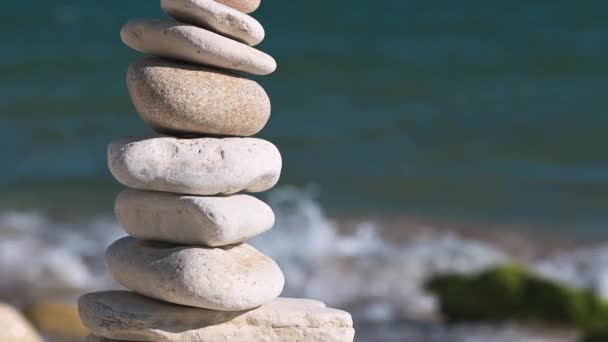 Piramida Ułożonych Kamieni Nad Morzem Symbolizuje Równowagę Harmonię Naturze Tworząc — Wideo stockowe