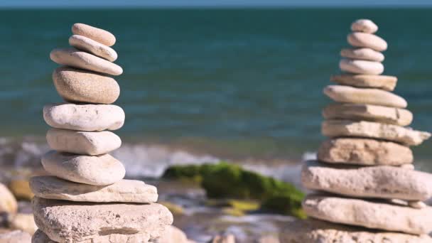 Pyramid Staplade Stenar Vid Havet Symboliserar Balans Och Harmoni Naturen — Stockvideo
