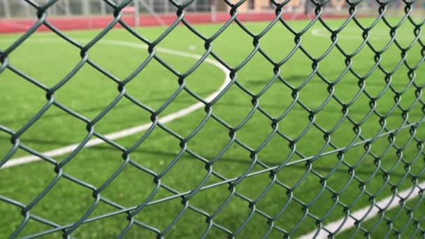 Zincirleme Tel Örgülerin Arasından Bulanık Bir Futbol Sahası Beliriyor Oyuna — Stok video