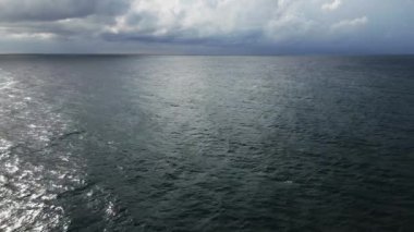 Uçsuz bucaksız mavi denizin ve çarpıcı gökyüzünün havadan görünüşü dramatik bir doğal manzara oluşturuyor..