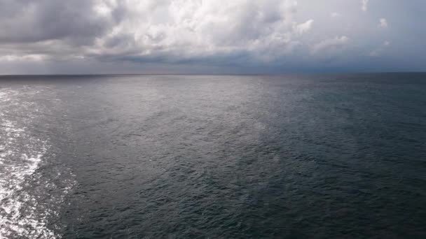 Αεροφωτογραφία Της Απέραντης Γαλάζιας Θάλασσας Και Του Εντυπωσιακού Ουρανού Σχηματίζοντας — Αρχείο Βίντεο