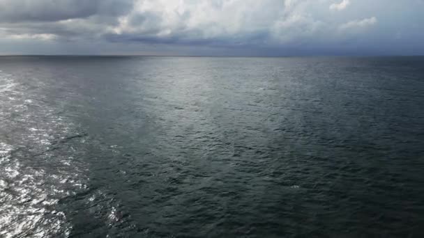 无边无际的蓝海和迷人的天空的空中景观 形成了一个戏剧性的自然景观 — 图库视频影像