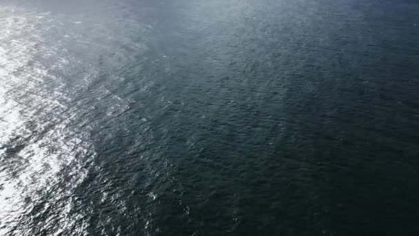 Flygfoto Utvecklas Det Gränslösa Blå Havet Och Kraftfulla Vågor Sammansmälter — Stockvideo