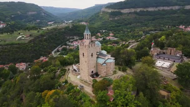 ヴェリコ タルノヴォの空中的な眺めは 美しい建物 絵のような丘を有する歴史と文化が豊富なブルガリアの都市を明らかにします サマーナイト — ストック動画