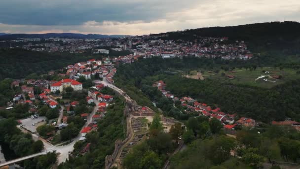 벨리코 타르노보의 전망은 아름다운 아름다운 언덕과 역사와 문화가 풍부한 불가리아 — 비디오