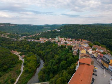 Veliko Tarnovo 'nun hava manzarası, güzel binaları, caddeleri ve resimli tepeleriyle tarih ve kültür açısından zengin bir Bulgar kentini gözler önüne seriyor. Yaz akşamı..