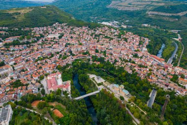 Veliko Tarnovo 'nun hava manzarası, güzel binaları, caddeleri ve resimli tepeleriyle tarih ve kültür açısından zengin bir Bulgar kentini gözler önüne seriyor. Yaz akşamı..