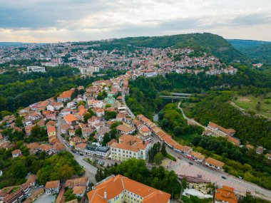 Veliko Tarnovo 'nun hava manzarası, güzel binaları, caddeleri ve resimli tepeleriyle tarih ve kültür açısından zengin bir Bulgar kentini gözler önüne seriyor. Yaz akşamı..