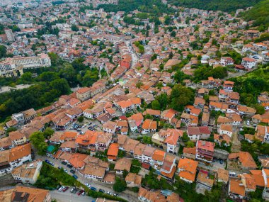 Veliko Tarnovo 'nun hava manzarası, güzel binaları, caddeleri ve resimli tepeleriyle tarih ve kültür açısından zengin bir Bulgar kentini gözler önüne seriyor. Yaz akşamı..