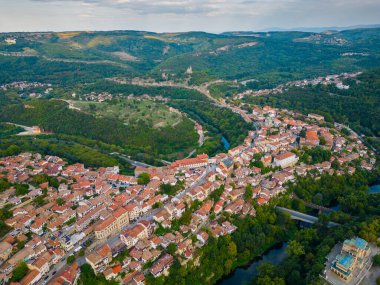 Veliko Tarnovo 'nun hava manzarası, güzel binaları, caddeleri ve resimli tepeleriyle tarih ve kültür açısından zengin bir Bulgar kentini gözler önüne seriyor. Yaz akşamı..