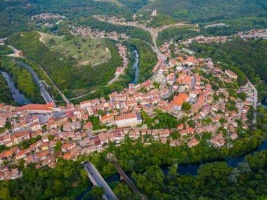 Veliko Tarnovo 'nun hava manzarası, güzel binaları, caddeleri ve resimli tepeleriyle tarih ve kültür açısından zengin bir Bulgar kentini gözler önüne seriyor. Yaz akşamı..