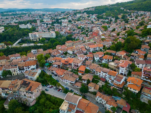 Veliko Tarnovo 'nun hava manzarası, güzel binaları, caddeleri ve resimli tepeleriyle tarih ve kültür açısından zengin bir Bulgar kentini gözler önüne seriyor. Yaz akşamı..