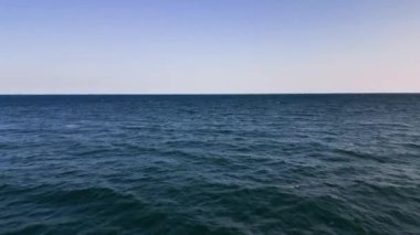 Deniz yüzeyinden gelen bir drone videosu sonsuz suların güzelliğini ve dalgaların dansını takdir etmenizi sağlar..