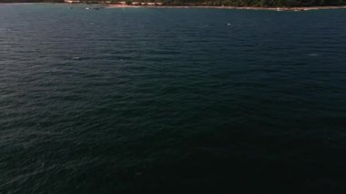 Deniz yüzeyinden gelen bir drone videosu sonsuz suların güzelliğini ve dalgaların dansını takdir etmenizi sağlar..