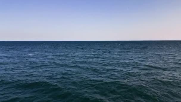 Vídeo Drone Voo Acima Superfície Mar Permite Que Você Aprecie — Vídeo de Stock