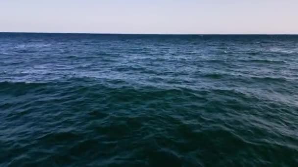 一个从海面上起飞的无人驾驶飞机视频让你能够欣赏无边大海的美丽和海浪的舞动 — 图库视频影像