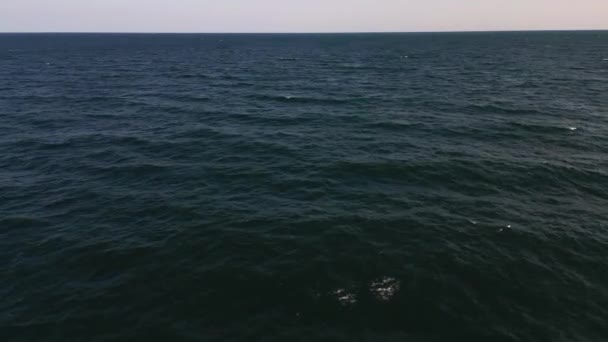 Video Drones Vuelo Desde Arriba Superficie Del Mar Permite Apreciar — Vídeos de Stock
