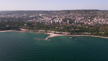 İnsansız hava aracı perspektifinden, Bulgaristan 'ın sahil kenti Varna' nın plajları ve güzel mimarisiyle büyüleyici bir manzara elde ediyorsunuz.