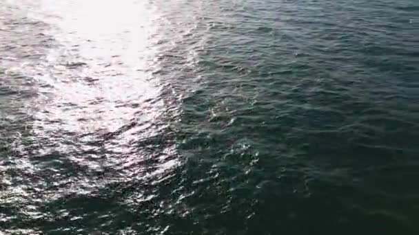 Eine Flugdrohne Video Von Der Meeresoberfläche Ermöglicht Ihnen Die Schönheit — Stockvideo