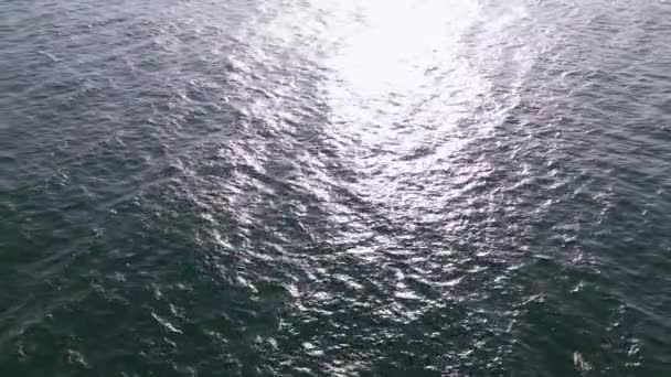 一个从海面上起飞的无人驾驶飞机视频让你能够欣赏无边大海的美丽和海浪的舞动 — 图库视频影像