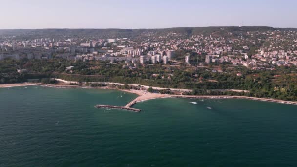 ドローンの観点から見ると ブルガリアの海辺の都市ヴァルナの魅惑的な景色を眺めることができます ビーチと美しい建築 — ストック動画
