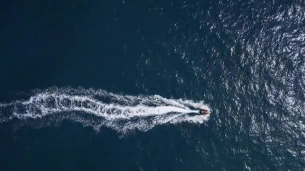 Luftaufnahme Eines Persönlichen Wasserfahrzeugs Das Durch Die Wellen Rast Und — Stockvideo