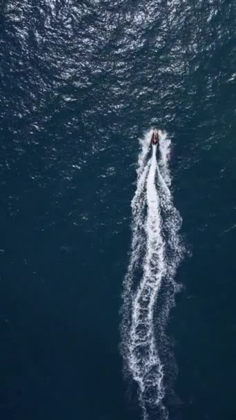 Vzdušný Pohled Vodní Skútr Který Proplouvá Vlnami Vytváří Fascinující Stopu — Stock video