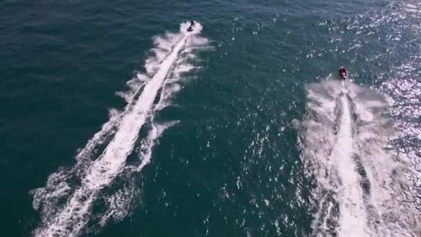 Vzdušný Pohled Vodní Skútr Který Proplouvá Vlnami Vytváří Fascinující Stopu — Stock video