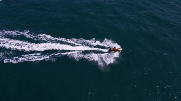 波を超える個人の水上船の空中視界 魅惑的なトレイルを作成する — ストック動画