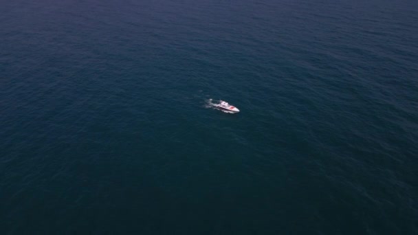 Veduta Aerea Drone Una Barca Diporto Che Corre Attraverso Onde — Video Stock